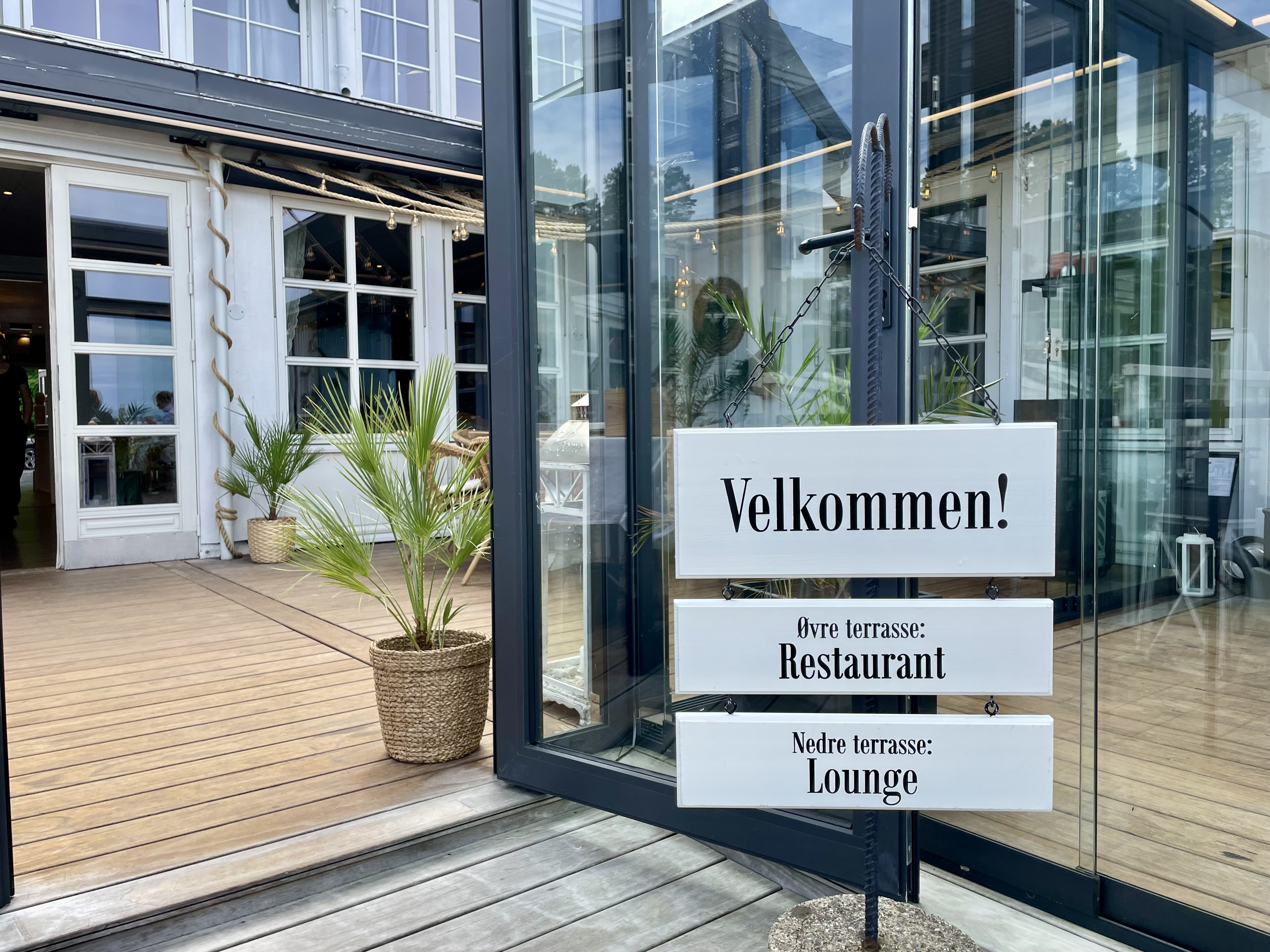 Nyt førsteklasses mat tilberedt av dyktige kokker i vår restaurant Kokk heller saus over en middagsrett klar til servering