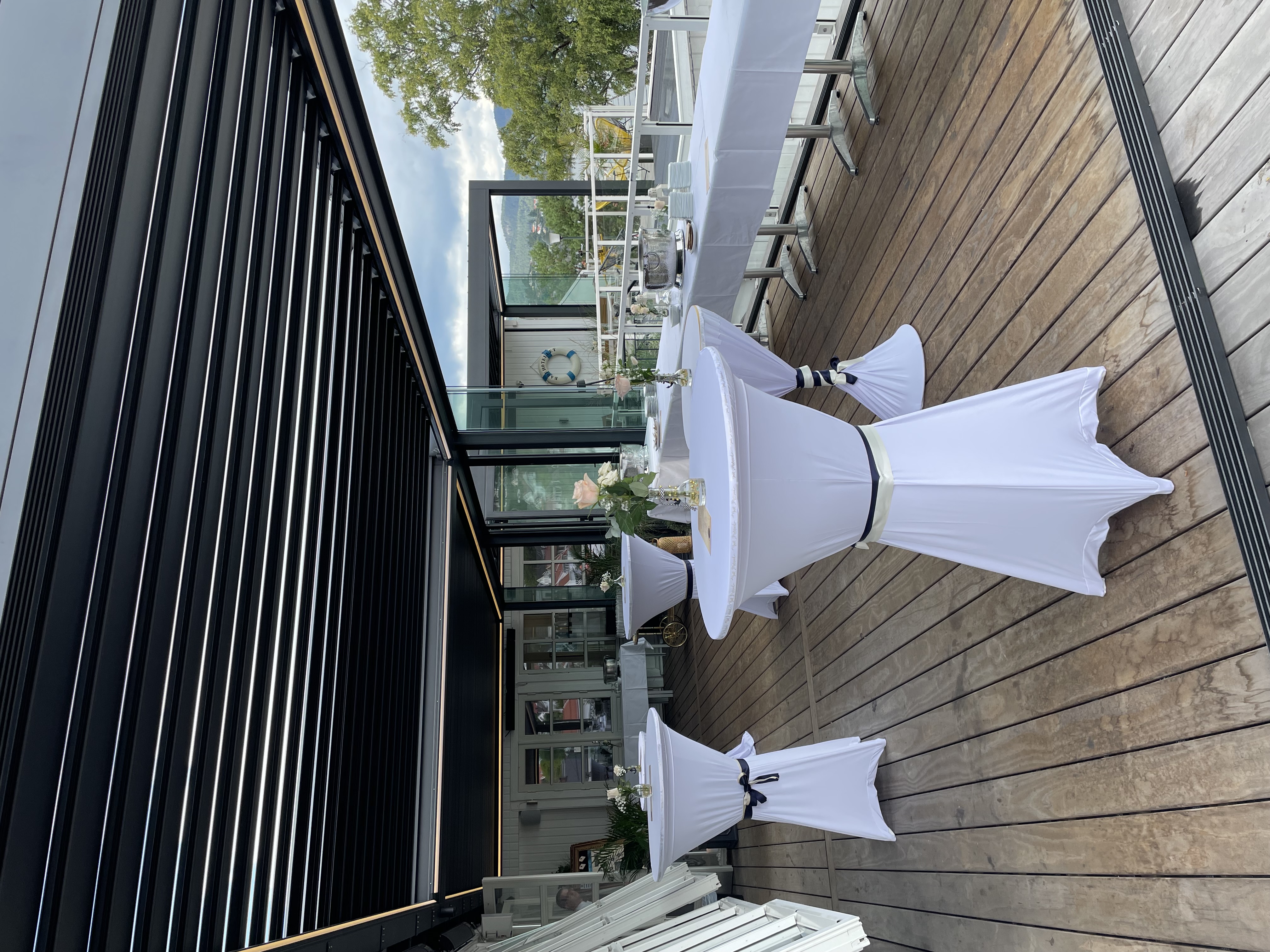 Skal du feire en spesiell dag? Vi dekker gjerne opp til dere i eget chambre separé med plass til 12 personer. Detalj fra bord dekket med hvite servietter, høye glass og nydelige, hvite blomster