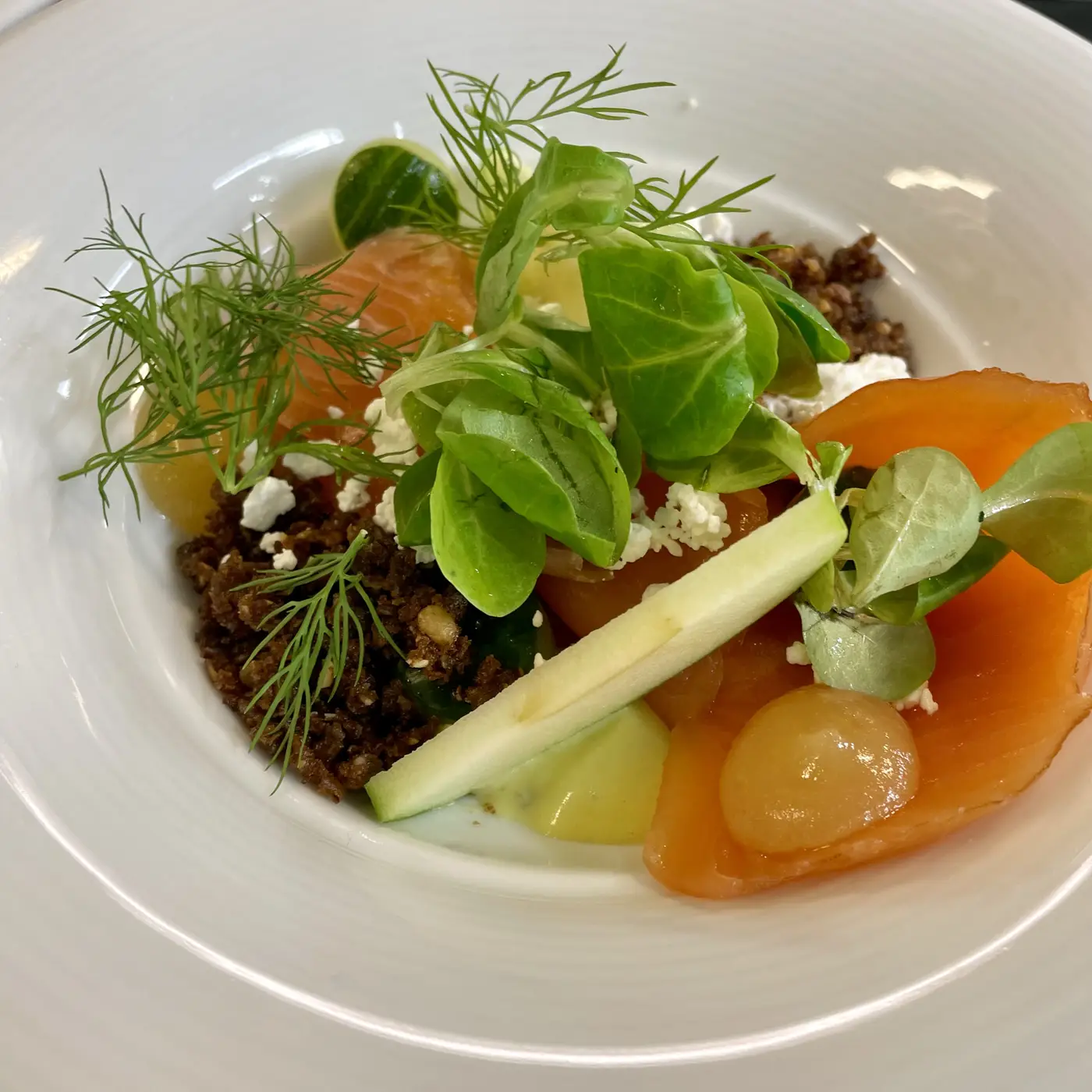 Nyt maten – og utsikten i vår restaurant Detalj fra dekkede bord i restauranten til Badehotellet