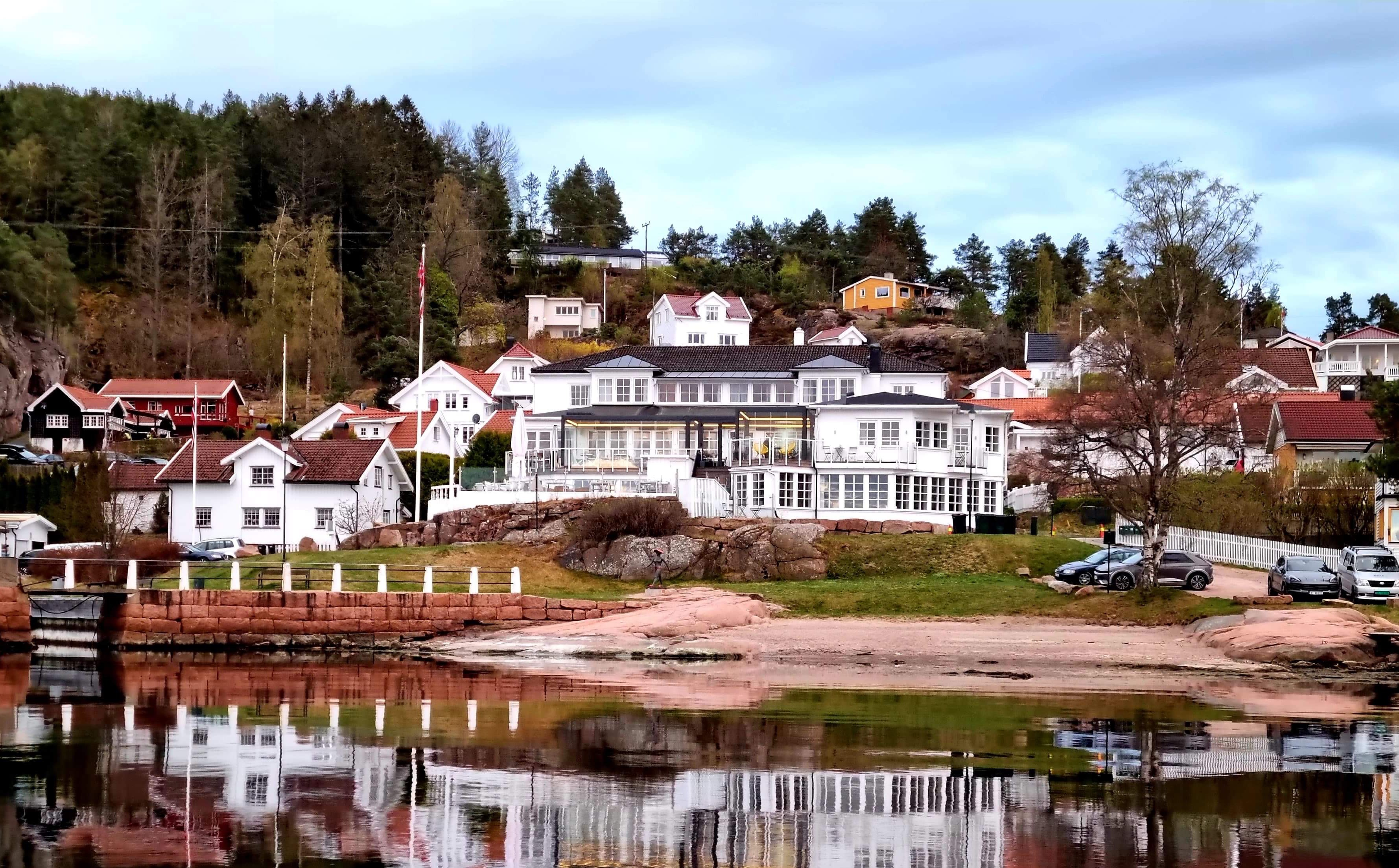 Nydelig, gammeldags tekanne med kopper på lite bord på Badehotellet